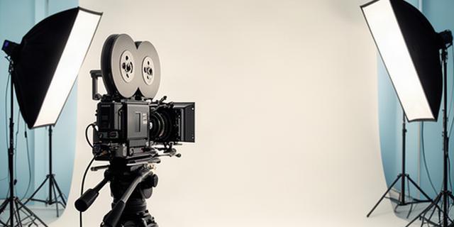 Set pubblicitario illuminato in studio con macchina fotografica e fondale per una campagna aziendale